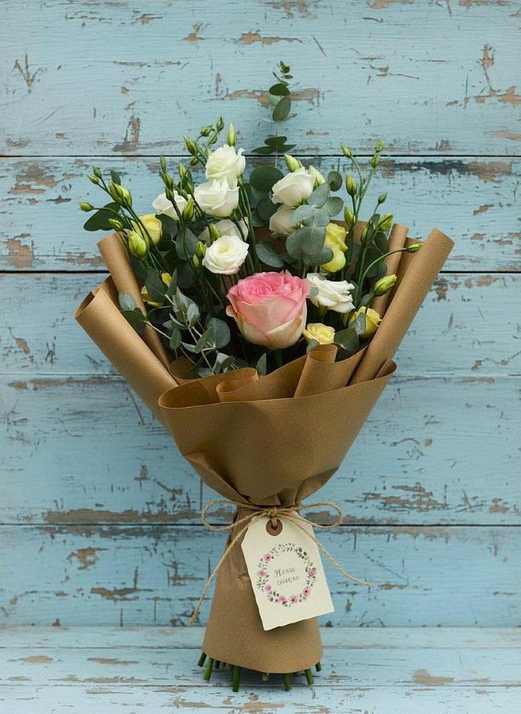 Букет цветов из: Розы и Лизиантусы в Горькой Балке