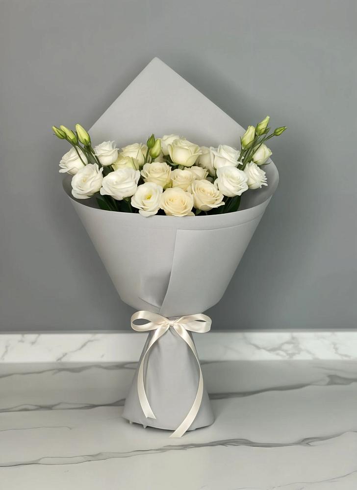 Букет цветов из: Розы и Лизиантусы в Горькой Балке