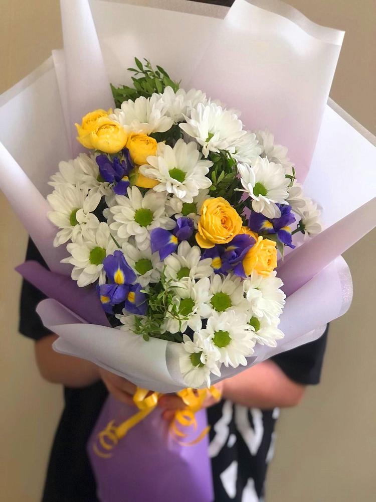 Букет цветов из: Ирисы, Хризантемы и Розы в Горькой Балке