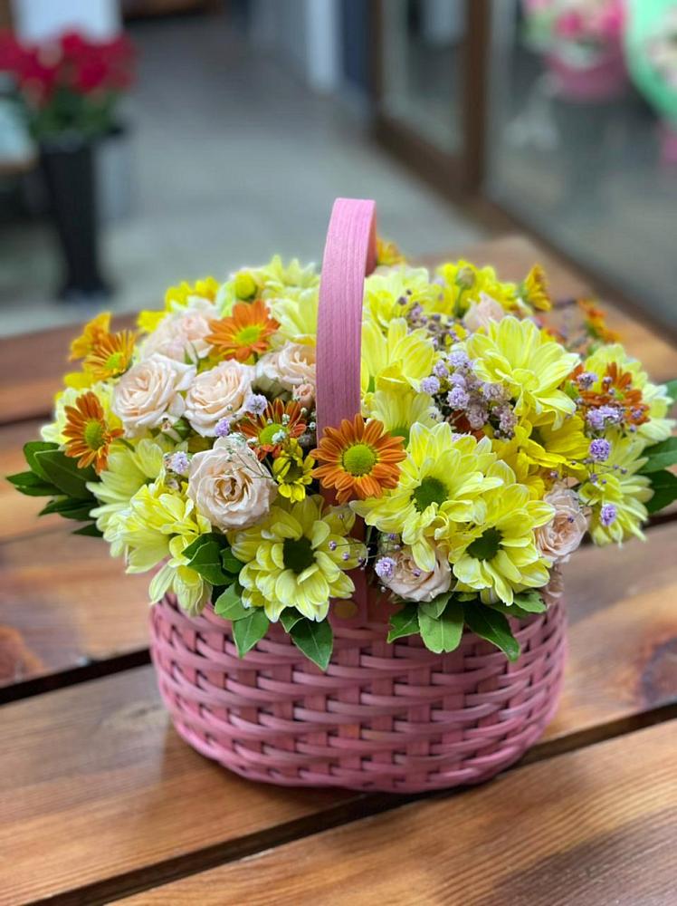 Цветочная композиция из Хризантемы и Розы в корзине в Горькой Балке