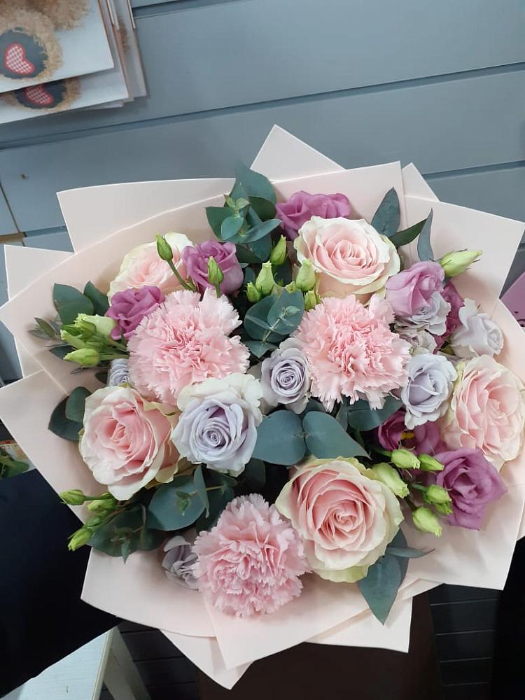 Букет цветов из: Розы, Гвоздики и Лизиантусы в Горькой Балке