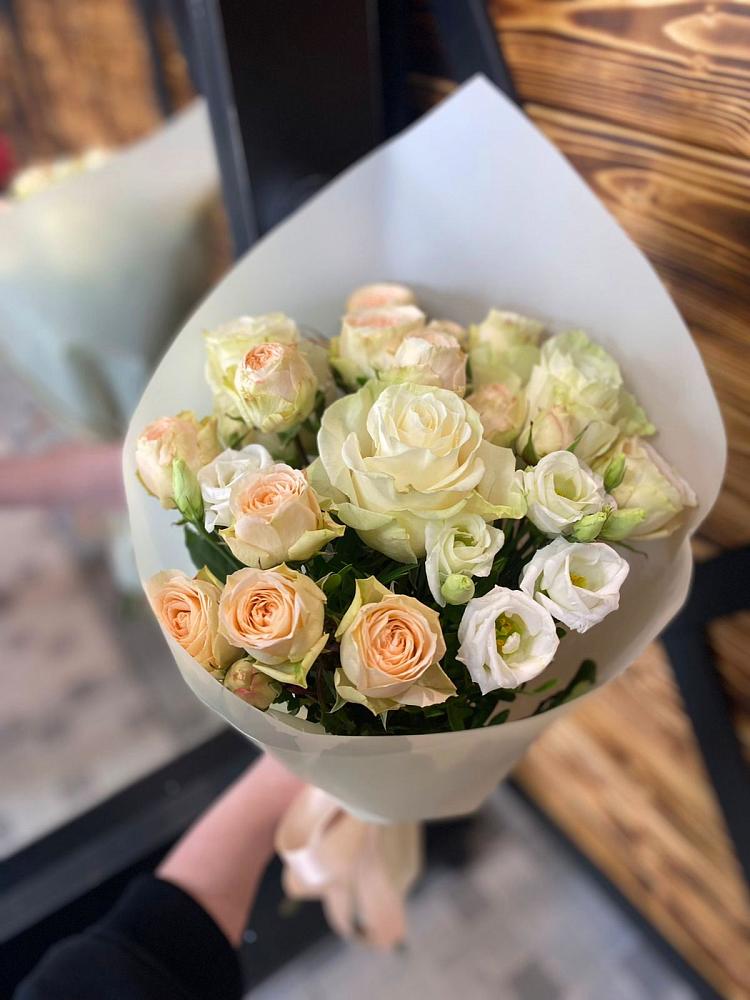 Букет цветов из: Розы и Лизиантусы в Горькой Балке